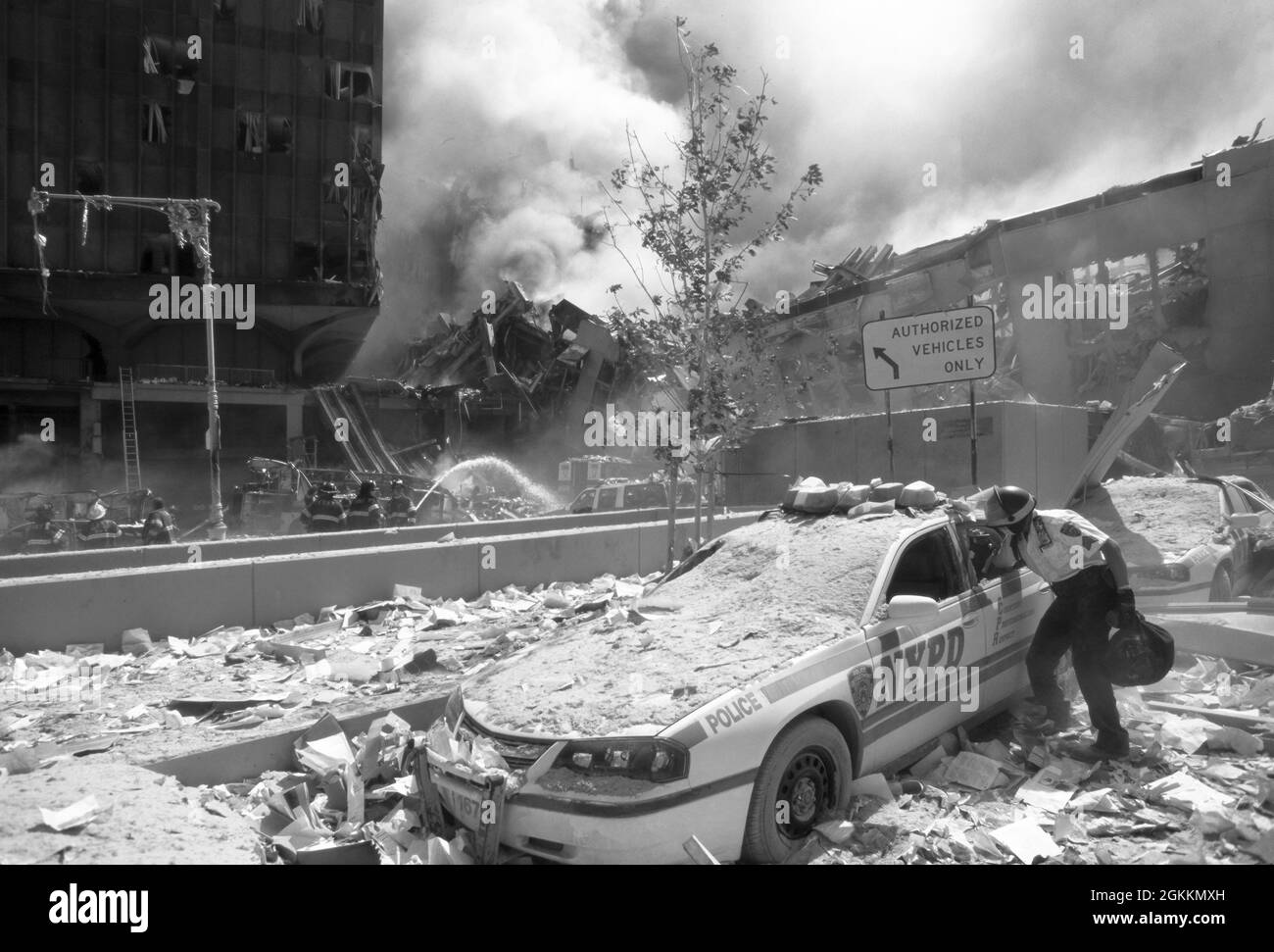 El NYPD y el FDNY respondieron en la ciudad de Nueva York mientras las Torres Gemelas se queman durante el ataque terrorista del 11 de septiembre de 2001. (EE. UU.) Foto de stock