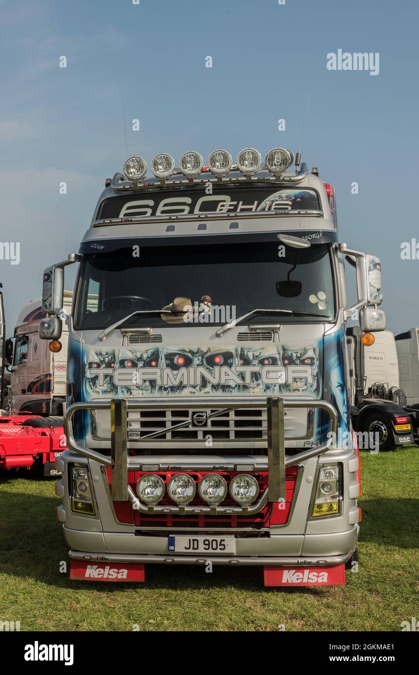 Ilustraciones con aerógrafo que muestran un tema The Terminator en un taxi de transporte Scania en un rally de vapor en Cheshire Inglaterra Reino Unido Foto de stock