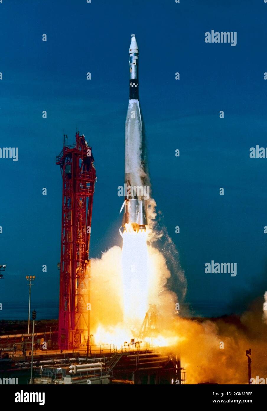 Lanzado sobre un booster Atlas, el vehículo objetivo Agena (ATV) fue una nave espacial utilizada por la NASA para desarrollar y practicar técnicas de encuentro y acoplamiento en el espacio orbital en preparación para las misiones lunares del programa Apollo. Este lanzamiento en particular precedió al Gemini 12, que se lanzó a bordo de un vehículo de lanzamiento Titán una hora y media más tarde. El objetivo era que Agena y Gemini se encontraran en el espacio y practicaran procedimientos de atraque. Un paso intermedio entre el Proyecto Mercurio y el Programa Apolo, los principales objetivos del Programa Gemini fueron someter a dos hombres y equipo de apoyo a mucho tiempo Foto de stock