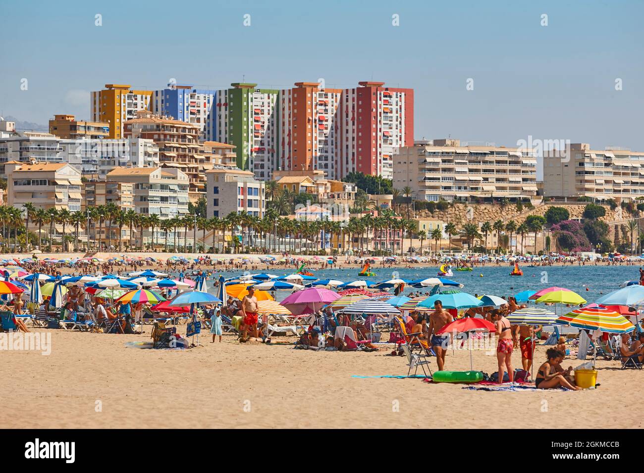 Verano en la costa mediterránea. Playa de Villajoyosa. Costa de Alicante, España Foto de stock