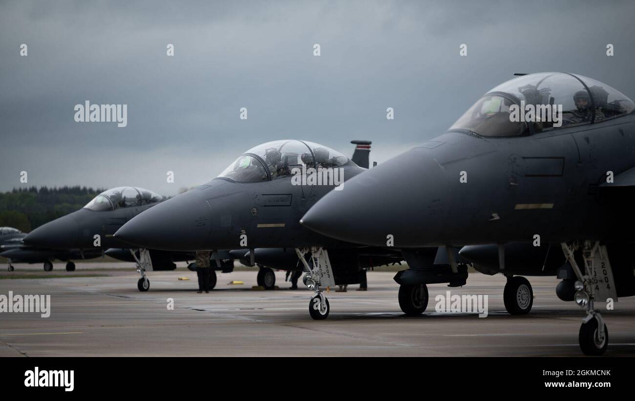 Las Eagles de Ataque F-15E de la Fuerza Aérea de los Estados Unidos asignadas al Escuadrón de Bomberos de 494th se presentan en la línea de vuelo antes del despegue en apoyo de la Demostración de Ejercicio en el Mar/Escudo formidable en Royal Air Force Lakenheath, Inglaterra, 25 de mayo de 2021. ASD/FS fortalece la cooperación entre las naciones asociadas y demuestra a los potenciales adversarios que los EE.UU. Y las potencias aéreas y marítimas aliadas pueden desplegarse en cualquier momento y lugar. Foto de stock