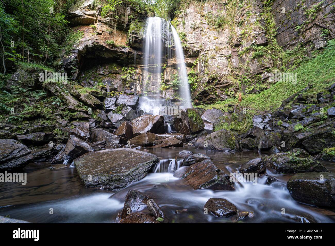 Melincourt Falls, Resolven, Vale of Neath, Port Talbot, Gales del Sur, Reino Unido. Hermosa cascada galesa Foto de stock