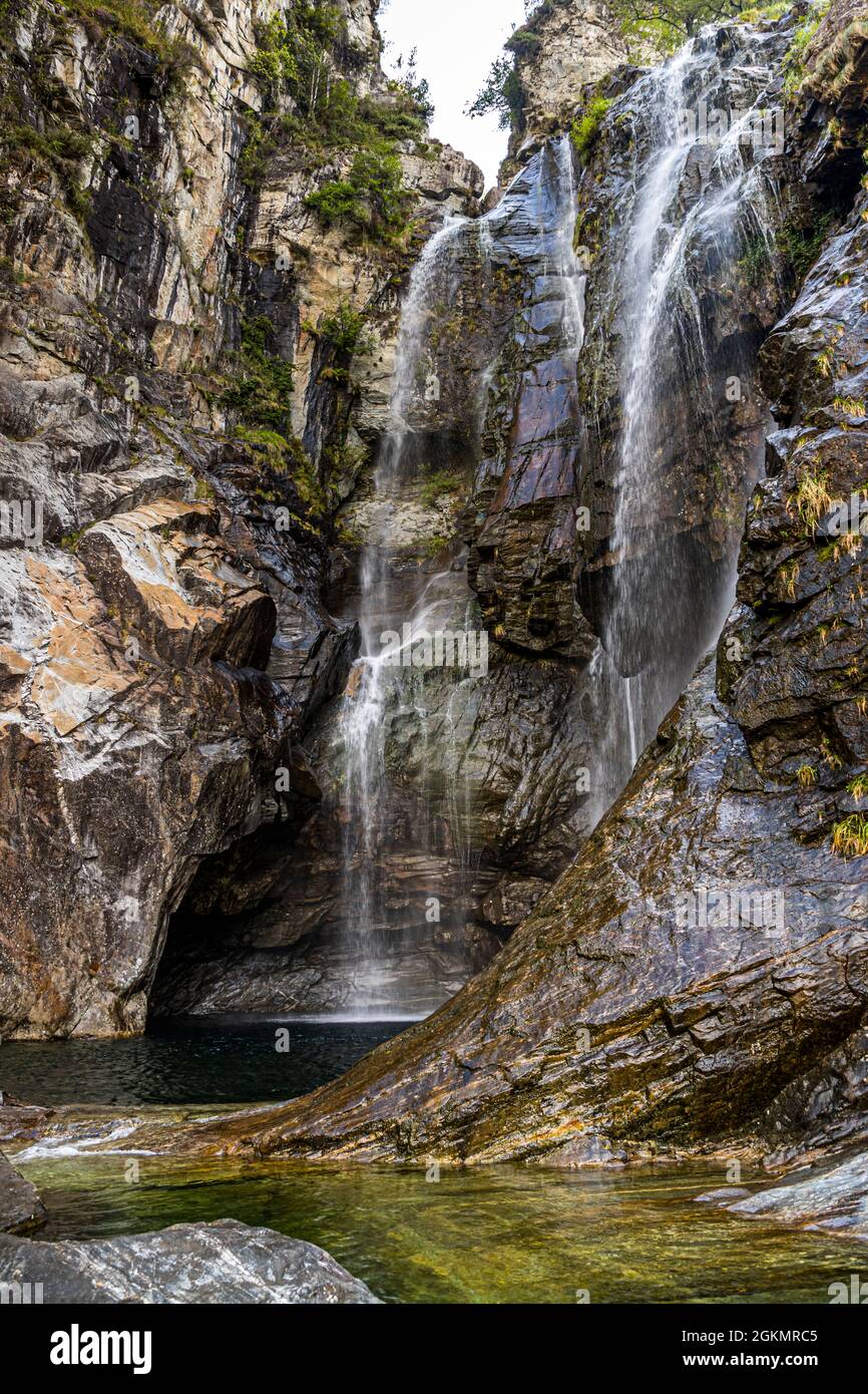 Cascada Cascata del Salto, Circolo della Maggia, Suiza Foto de stock