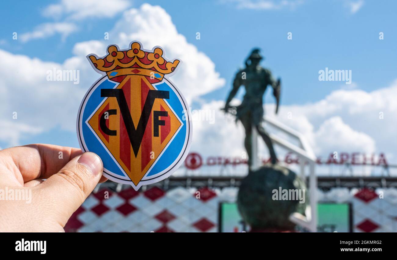 14 de junio de 2021 Villarreal, España. El emblema del club de fútbol  Villarreal CF en el fondo de un estadio moderno Fotografía de stock - Alamy