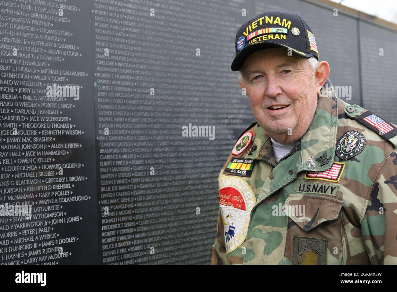 Doug Davies, un veterano de la Marina de los Estados Unidos, se posa frente al Muro que cura el Museo Nacional Memorial de los Veteranos en Columbus, Ohio, 29 de mayo de 2021. Davies agradeció poder rendir homenaje a los camaradas caídos en la pared mientras se quedaba cerca de casa, ya que normalmente realiza un viaje en motocicleta con amigos al monumento conmemorativo a los veteranos de Vietnam en Washington, DC cuatro veces al año, pero no ha podido hacerlo recientemente debido a la pandemia de COVID-19. Foto de stock