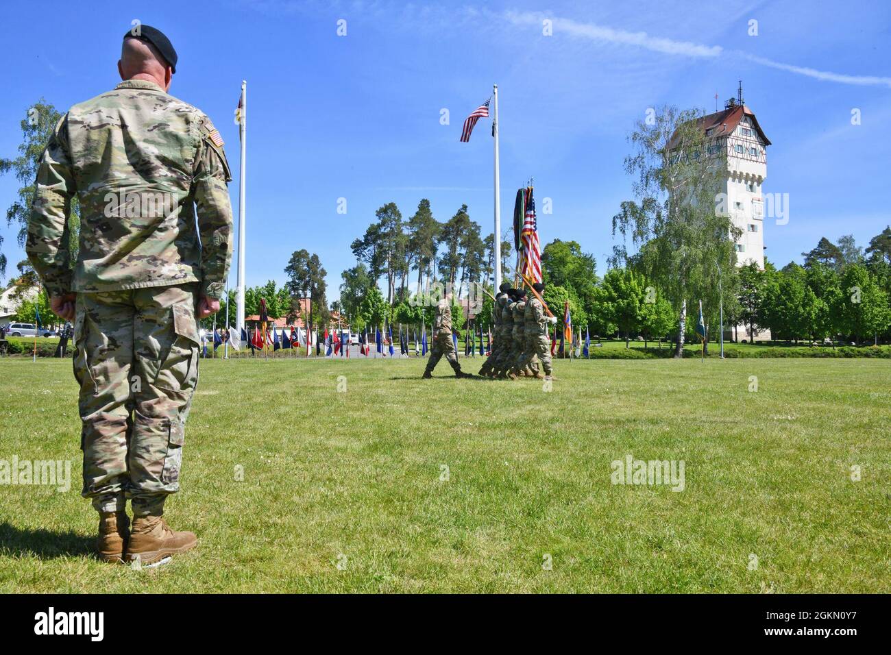 El Comandante del Mando de Entrenamiento del Ejército de 7th, Brigada del Ejército de los Estados Unidos. El General Joseph E. Hilbert, a la izquierda, observa el marchamiento del campo por el guardia de color durante la ceremonia de cambio de mando ATC de 7th en la Torre Barracks en Grafenwoehr, Alemania, el 2 de junio de 2021. Foto de stock