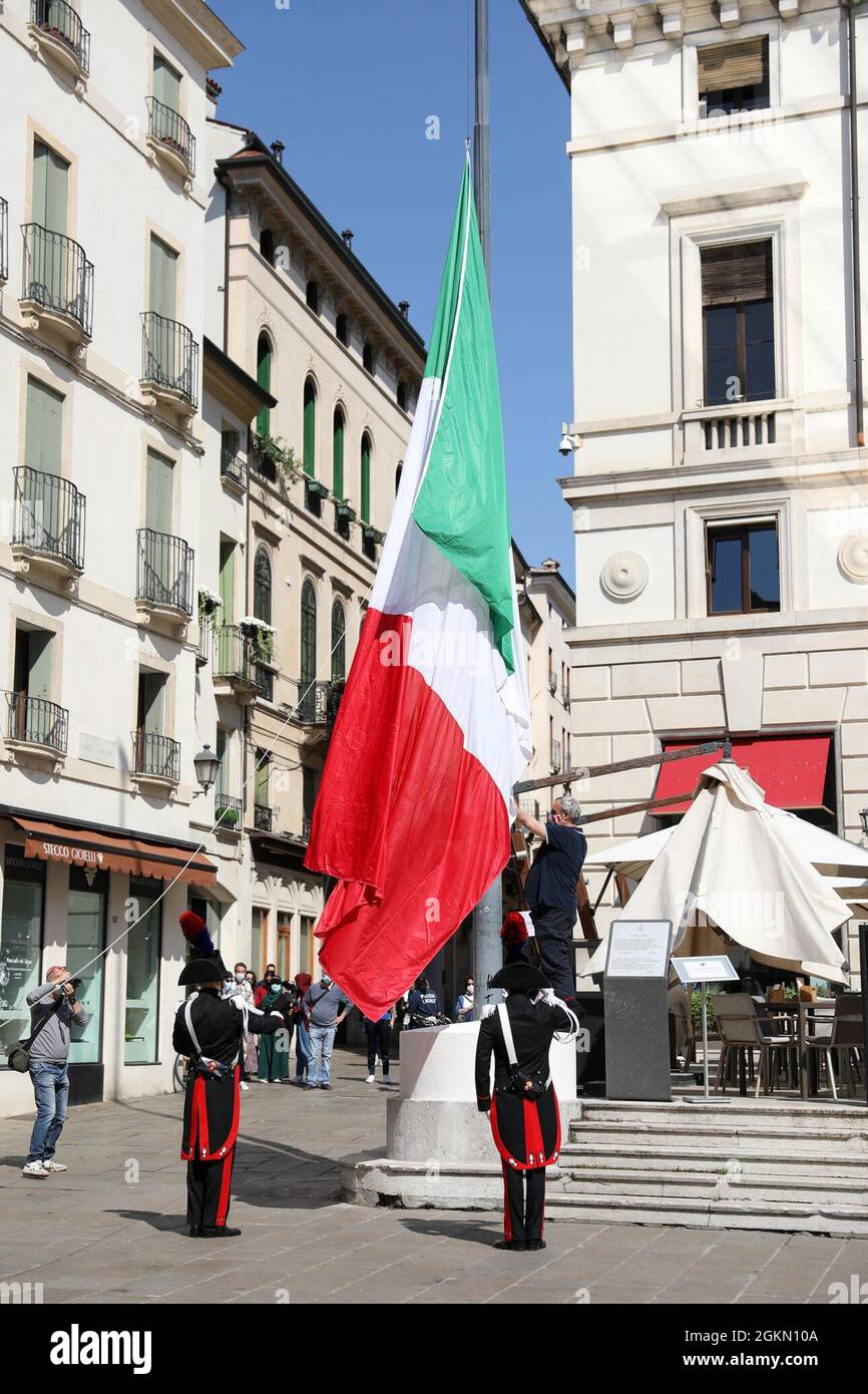 Soldados italianos alzando la bandera italiana en honor al Día de la República de Italia, Festa della Repubblica, en la Piazza dei Signori en el centro de Vicenza, Italia, 2 de