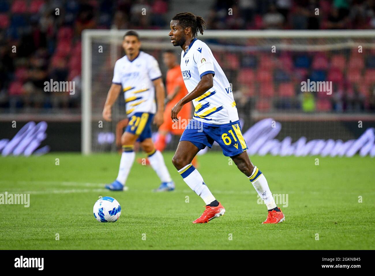 Bolonia, Italia. 13th de Sep de 2021. Adrien Tameze (Verona) retrato en acción durante Bolonia FC vs Hellas Verona FC, fútbol italiano Serie A partido en Bolonia, Italia, septiembre de 13 2021 Crédito: Agencia de fotos independiente / Alamy Live News Foto de stock