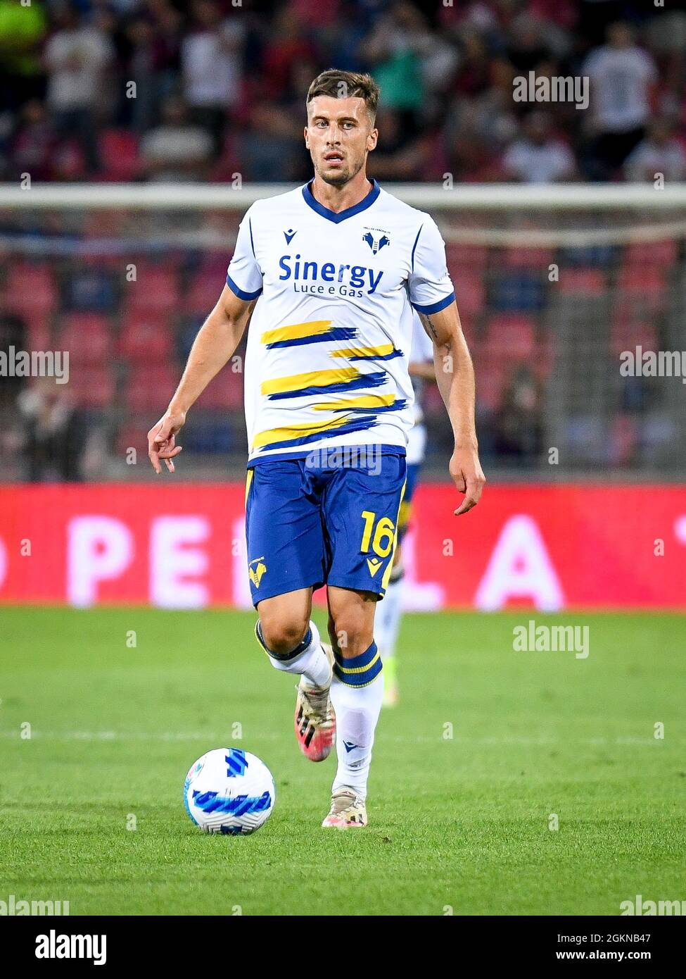 Bolonia, Italia. 13th de Sep de 2021. Nicolo Casale (Verona) retrato en acción durante Bolonia FC vs Hellas Verona FC, fútbol italiano Serie A partido en Bolonia, Italia, septiembre de 13 2021 Crédito: Agencia de Fotografía Independiente/Alamy Live News Foto de stock