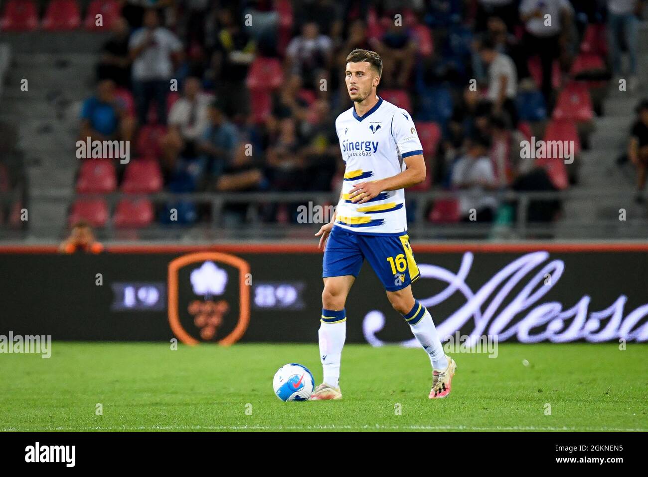 Bolonia, Italia. 13th de Sep de 2021. 1Nicolo Casale (Verona) retrato en acción durante Bolonia FC vs Hellas Verona FC, fútbol italiano Serie A partido en Bolonia, Italia, septiembre de 13 2021 Crédito: Agencia de Fotografía Independiente/Alamy Live News Foto de stock