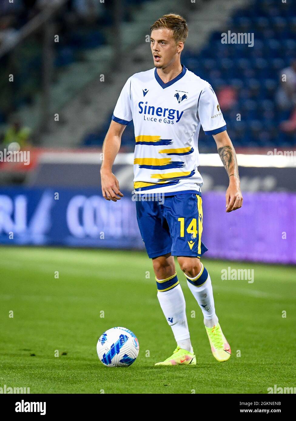 Bolonia, Italia. 13th de Sep de 2021. Ivan Ilic (Verona) retrato en acción durante Bolonia FC vs Hellas Verona FC, fútbol italiano Serie A partido en Bolonia, Italia, septiembre de 13 2021 Crédito: Agencia Independiente de Fotografía / Alamy Live News Foto de stock