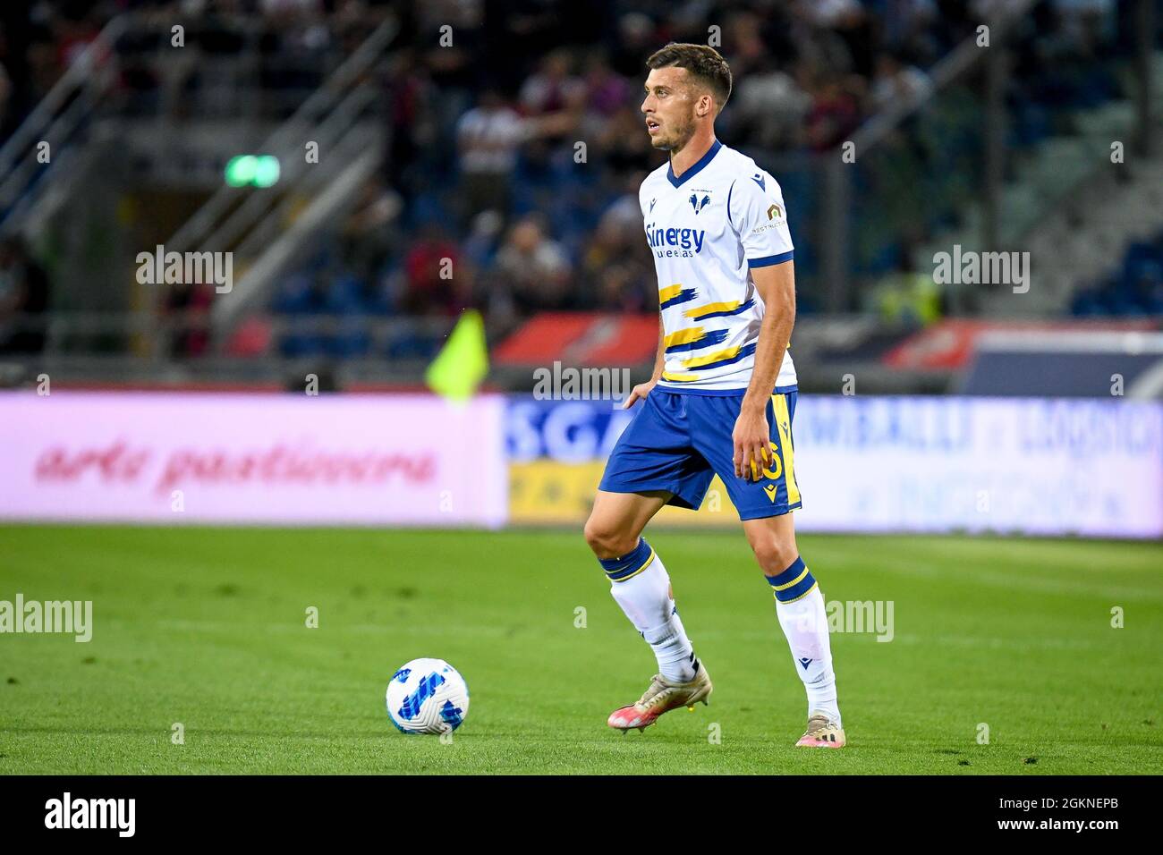 Bolonia, Italia. 13th de Sep de 2021. Nicolo Casale (Verona) retrato en acción durante Bolonia FC vs Hellas Verona FC, fútbol italiano Serie A partido en Bolonia, Italia, septiembre de 13 2021 Crédito: Agencia de Fotografía Independiente/Alamy Live News Foto de stock