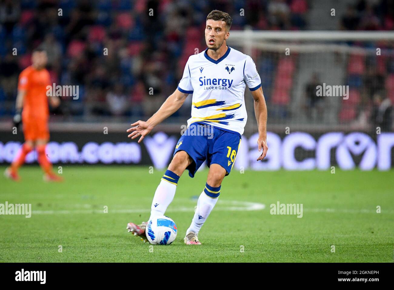Bolonia, Italia. 13th de Sep de 2021. Nicolo Casale (Verona) retrato en acción durante Bolonia FC vs Hellas Verona FC, fútbol italiano Serie A partido en Bolonia, Italia, septiembre de 13 2021 Crédito: Agencia de Fotografía Independiente/Alamy Live News Foto de stock