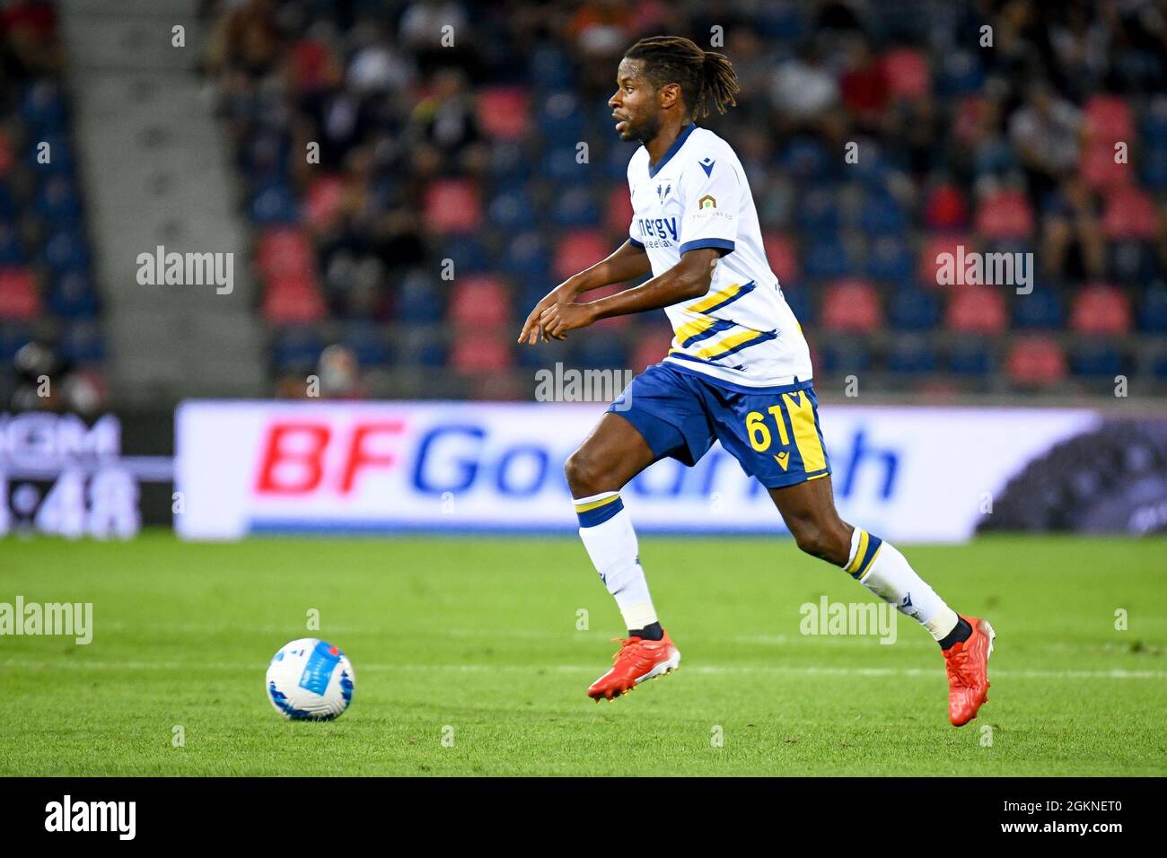 Bolonia, Italia. 13th de Sep de 2021. Adrien Tameze (Verona) retrato en acción durante Bolonia FC vs Hellas Verona FC, fútbol italiano Serie A partido en Bolonia, Italia, septiembre de 13 2021 Crédito: Agencia de fotos independiente / Alamy Live News Foto de stock