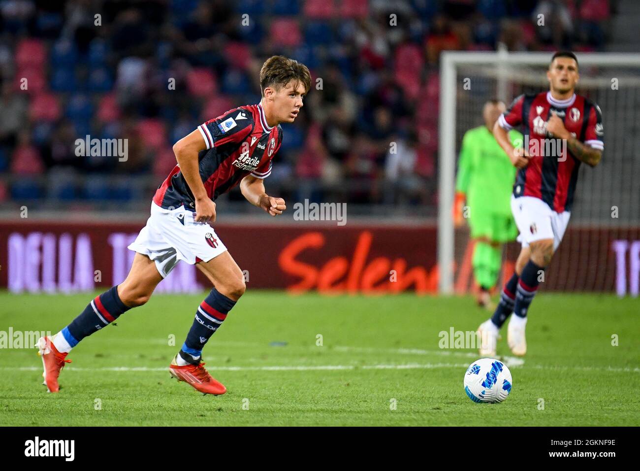 Bolonia, Italia. 13th de Sep de 2021. Aaron Hickey (Bolonia) retrato en acción durante Bolonia FC vs Hellas Verona FC, fútbol italiano Serie A partido en Bolonia, Italia, septiembre de 13 2021 Crédito: Agencia de Fotografía Independiente/Alamy Live News Foto de stock
