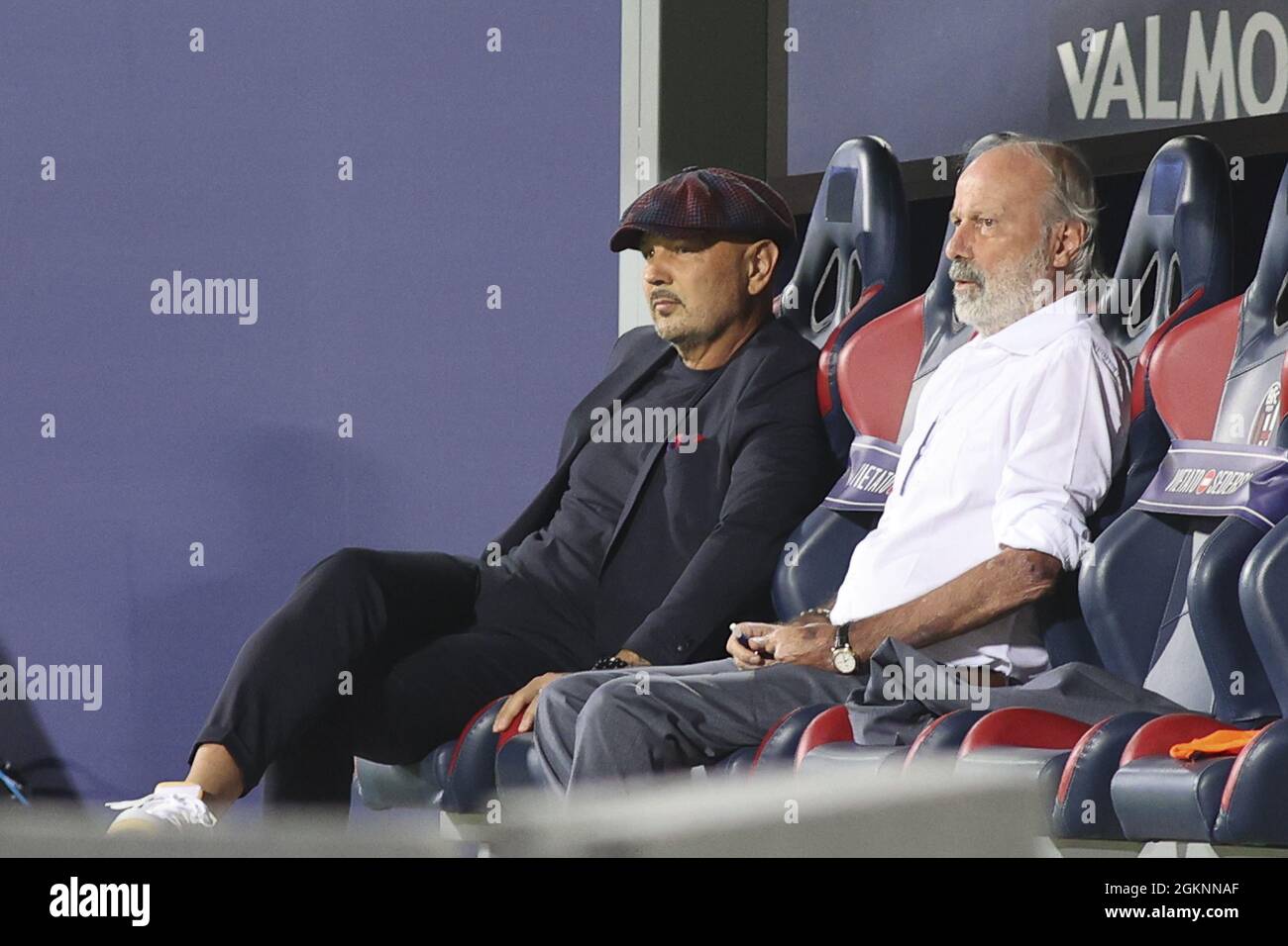 Bolonia, Italia. 13th de Sep de 2021. Mister Sinisa Mihajlovic -Bolonia y Walter Sabatini Bolonia área técnica durante Bolonia FC vs Hellas Verona FC, fútbol italiano Serie A partido en Bolonia, Italia, septiembre de 13 2021 Crédito: Agencia Independiente de Fotografía / Alamy Live News Foto de stock