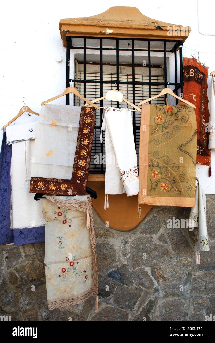 Manteles de lino en el exterior de una tienda en el casco antiguo, Ronda,  provincia de Málaga, Andalucía, España, Europa Fotografía de stock - Alamy