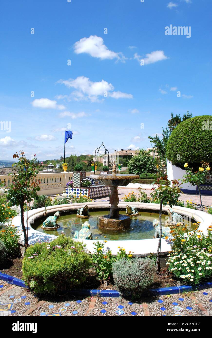 Fuente en los bonitos jardines en la casa Don Bosco, Ronda, Málaga, Andalucía, España, Europa. Foto de stock