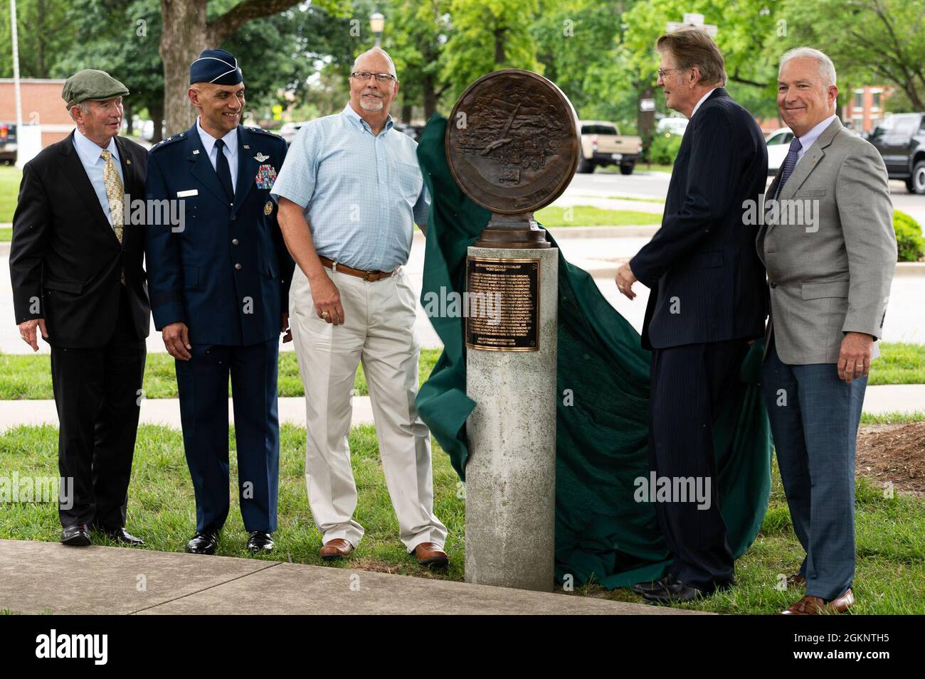 Un busto de medallón de transporte aéreo se revela durante una ceremonia de conmemoración para el campo de carrera de transporte aéreo, y el coronel retirado de la Fuerza Aérea de los Estados Unidos Lawrence Lane, ex oficial de las fuerzas de seguridad en la Base de la Fuerza Aérea Scott, Illinois, 08 de junio de 2021. El busto del medallón de Transporte Aéreo rinde homenaje a las muertes de los aereros caídos pertenecientes al campo de la carrera de Transporte Aéreo, y hecho de los escombros del World Trade Center después de 9/11. Foto de stock