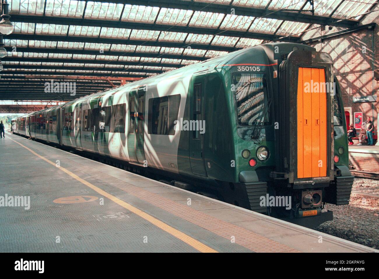 Stoke-on-Trent, Reino Unido - 10 de julio de 2021: Un tren eléctrico (Clase 350) en la estación de Stoke-on-Trent. Foto de stock