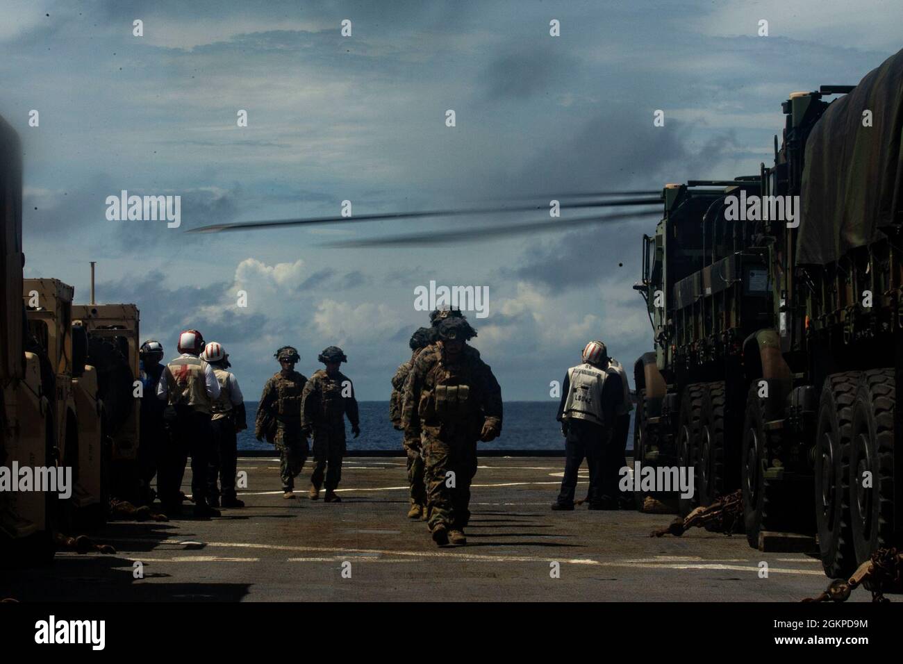 Marines de EE.UU. Con la Unidad Expedicionaria Marina (MEU) de 31st maniobran tácticamente durante el simulacro del Equipo de Asistencia Humanitaria (HAST) a bordo del USS Germantown en el Mar de Filipinas, 12 de junio de 2021. El HAST es el primero en llegar a una zona que necesita asistencia después de una crisis humanitaria o un desastre natural. El MEU de 31st opera a bordo de buques del Grupo Estados Unidos Expeditionary Ready en el área de operaciones de la flota de 7th para mejorar la interoperabilidad con aliados y socios y servir como una fuerza de respuesta lista para defender la paz y la estabilidad en la región de Indo-Pacífico. Foto de stock
