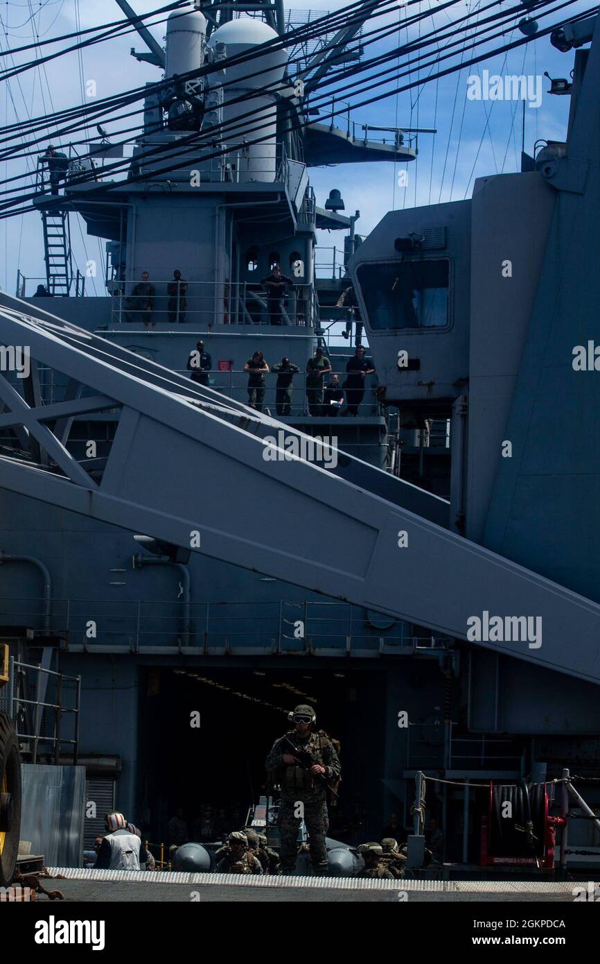 Gunnery Sgt. Del Cuerpo de Infantería de Marina de los EE.UU. Daniel Billet, Oficial No Encargado del Equipo de Asistencia Humanitaria (HAST) de la Unidad Expedicionaria Marina (MEU) de 31st, se prepara para participar en el simulacro A bordo del USS Germantown en el Mar de Filipinas, 12 de junio de 2021. El HAST es el primero en llegar a una zona que necesita asistencia después de una crisis humanitaria o un desastre natural. El MEU de 31st opera a bordo de buques del Grupo Estados Unidos Expeditionary Ready en el área de operaciones de la flota de 7th para mejorar la interoperabilidad con aliados y socios y servir como una fuerza de respuesta lista para desafiar Foto de stock