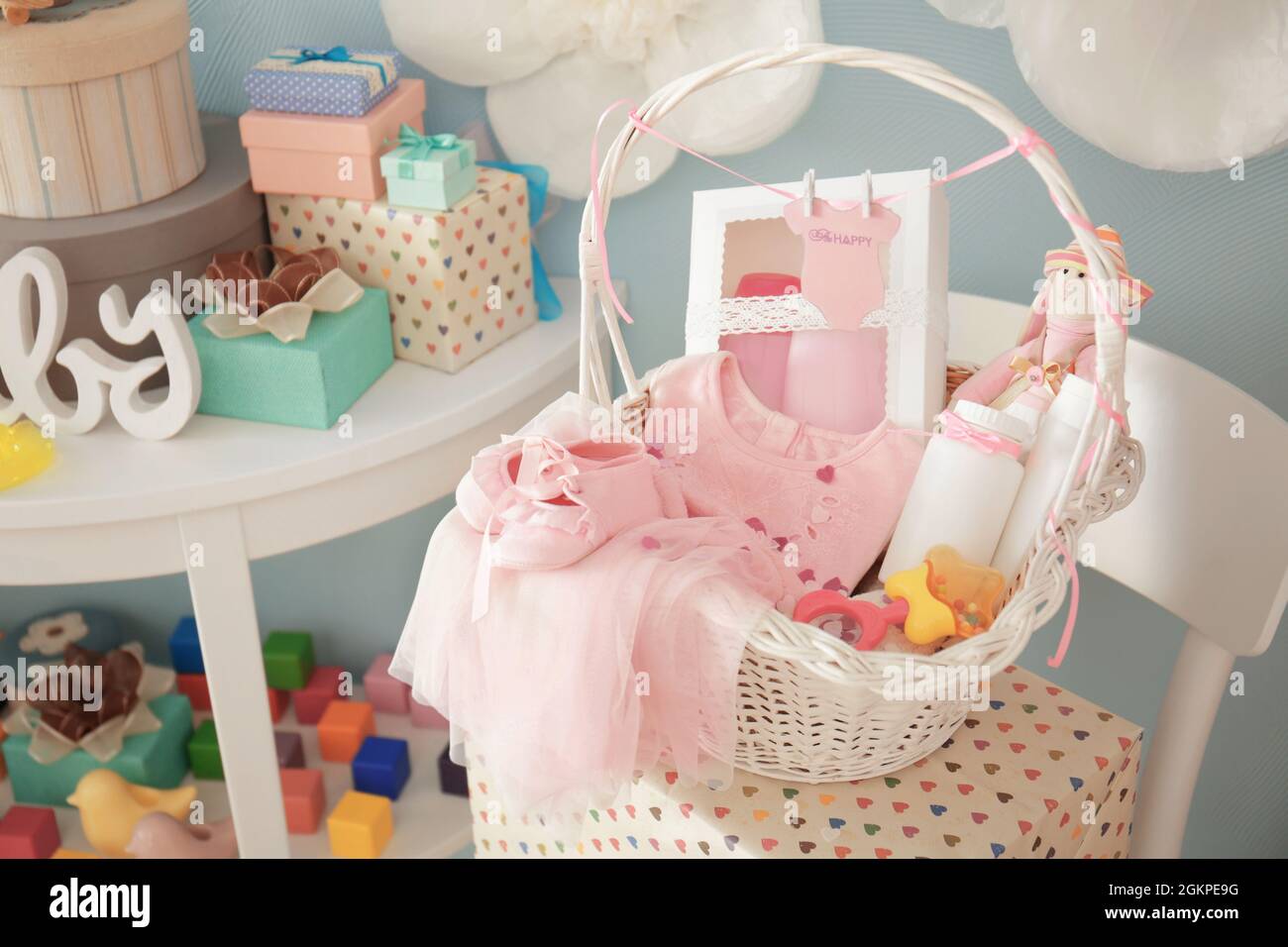 Cesta de mimbre con regalos para baby shower en interiores Fotografía de  stock - Alamy