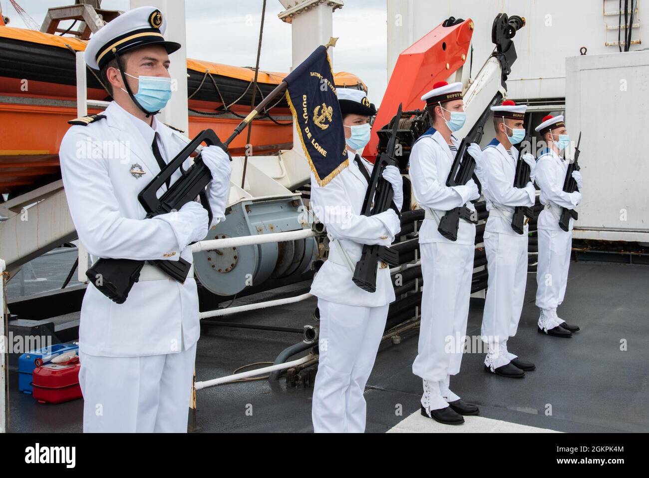 210614-N-NS063-1047 YOKOSUKA, Japón (14 de junio de 2021) - Enmando oficial de un buque de guerra francés saluda a los miembros de su tripulación con Phillipe Setton, embajador francés durante una gira del buque en el Comandante, Actividades de la Flota Yokosuka (CFAY). El buque naval francés visitaba el CFAY en virtud del Acuerdo de las Naciones Unidas y el Gobierno del Japón sobre el Estatuto de las Fuerzas, para impartir capacitación y enlace con el Mando de las Naciones Unidas Foto de stock