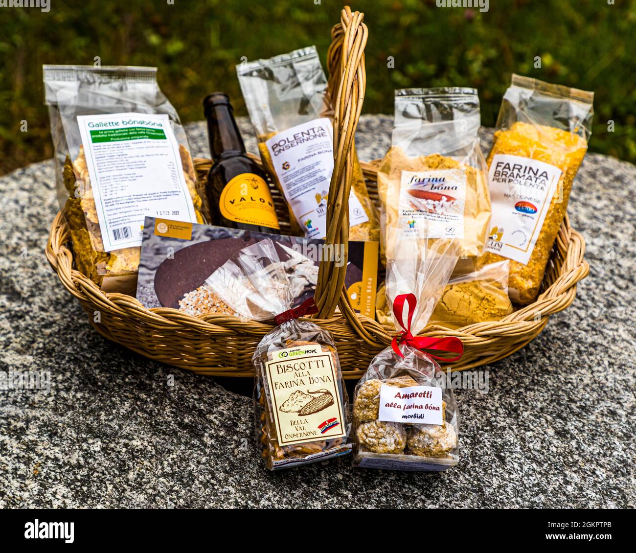 Una selección de productos con Farina Bona. Desde harina de polenta hasta biscotti y cerveza. Todo está también disponible en la tienda del pueblo de Vergeletto. Circolo d'Onsernone, Suiza Foto de stock