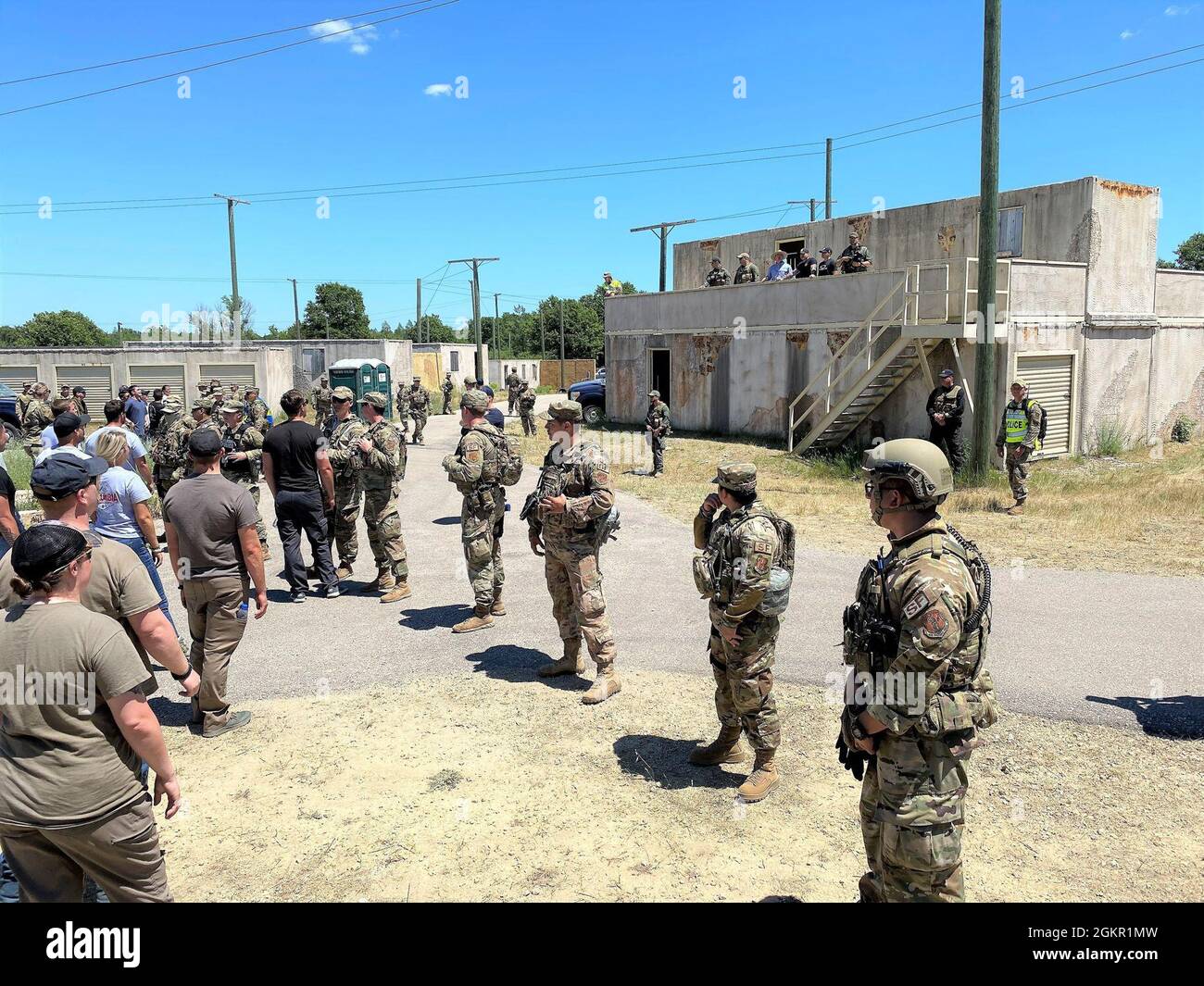 Los miembros de las fuerzas de seguridad de la Fuerza Aérea de los Estados  Unidos visten ropa civil y simulan una perturbación doméstica en un área de  entrenamiento el 16 de junio