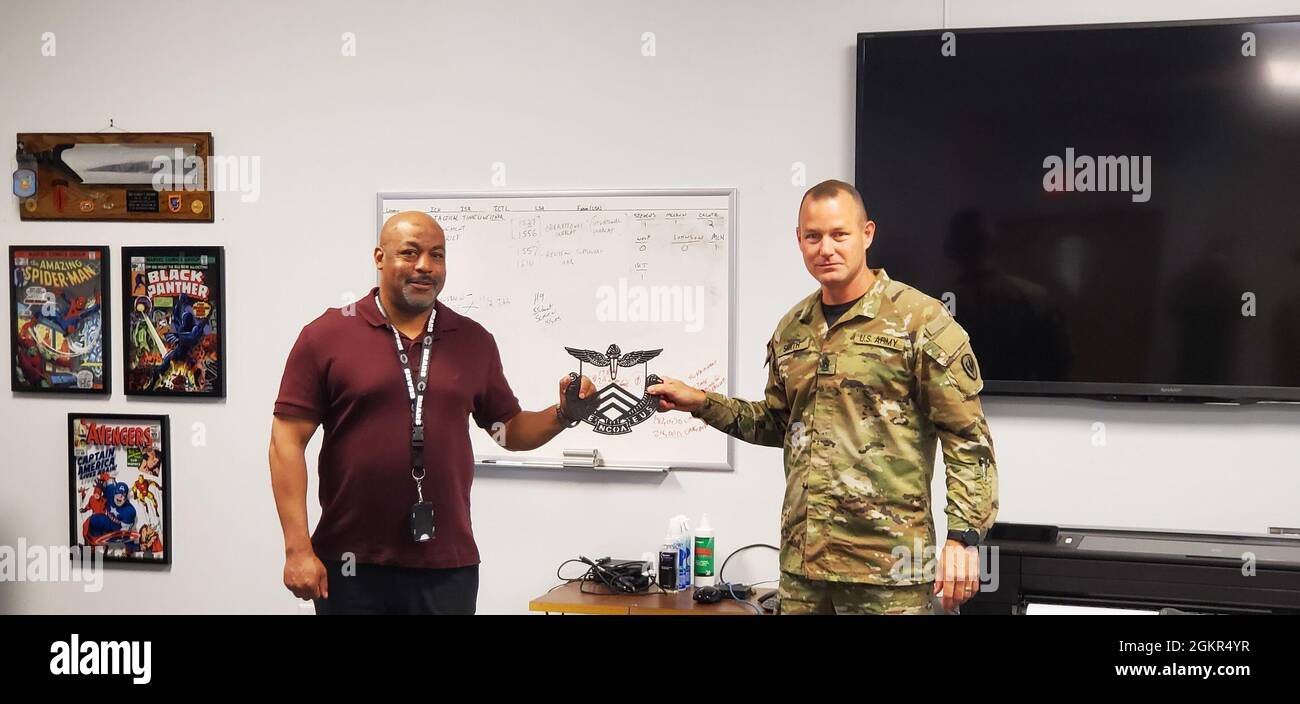 El civil del Ejército de los Estados Unidos Warren Johnson es reconocido por su incansable servicio como especialista en entrenamiento principal para el Centro de Excelencia de la Aviación del Ejército de los Estados Unidos Academia de Oficiales No Comisionados - Eustis, el 17 de junio de 2021, en Fort Eustis, Virginia. Foto de stock