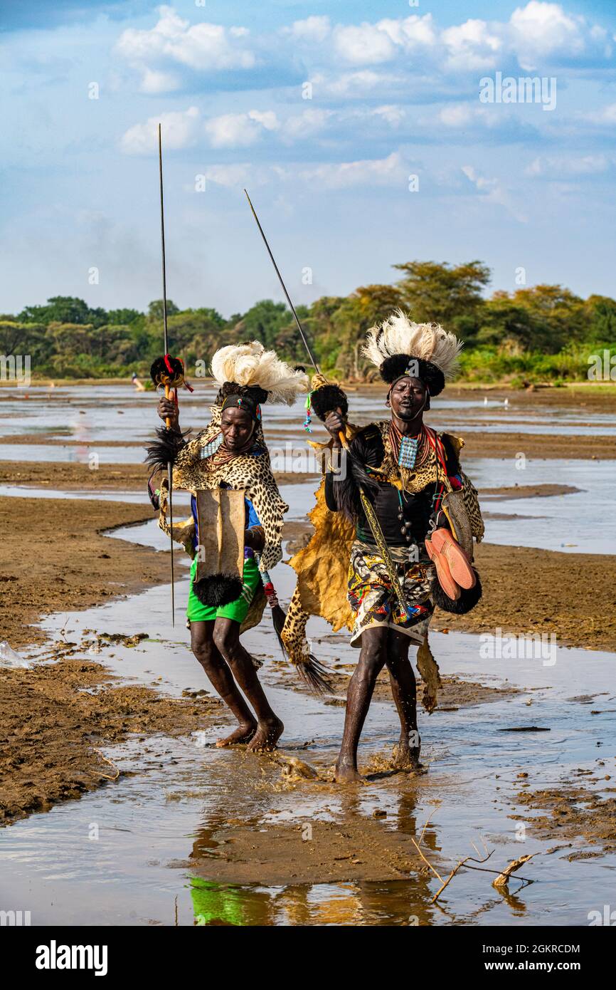 Hombres de la tribu Toposa posando en su traje tradicional guerrero, Ecuatoria Oriental, Sudán del Sur, África Foto de stock