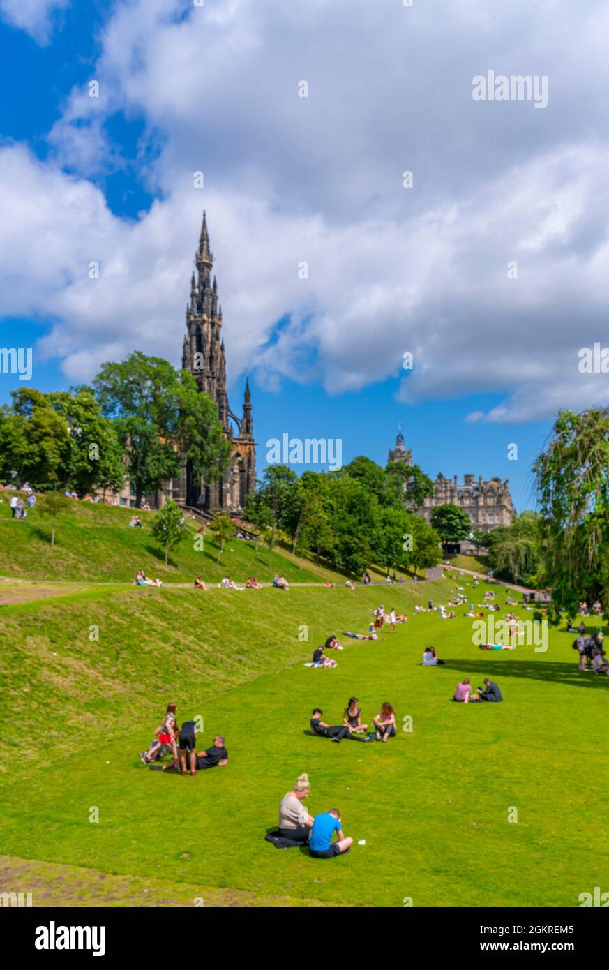 Vista de East Princes Street Gardens y Scott Monument, Edimburgo, Escocia, Reino Unido, Europa Foto de stock