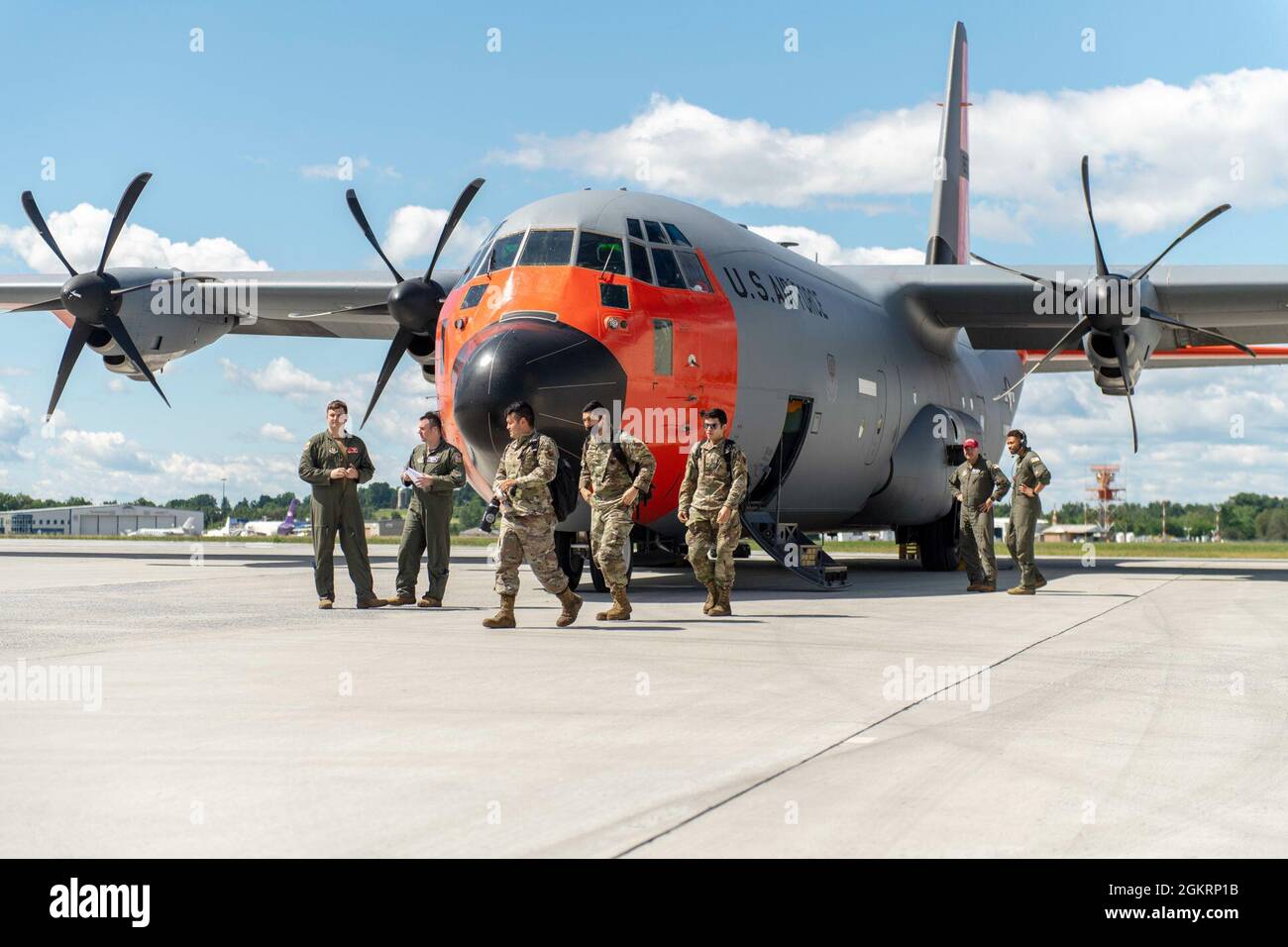 Los aviadores del escuadrón de combate 55th, de la Base de la Fuerza Aérea Shaw, salen del C-130 en la base de la Guardia Nacional Aérea de Vermont, South Burlington, Vermont, 23 de junio de 2021. El F-16s del escuadrón de combate de 55th volará misiones integradas de supresión de defensas aéreas enemigas (SEAD) de la ofensiva antiaérea (OCA) con aviones F-35A Lightning II asignados al escuadrón de combate de 134th, Guardia Nacional Aérea de Vermont. Foto de stock