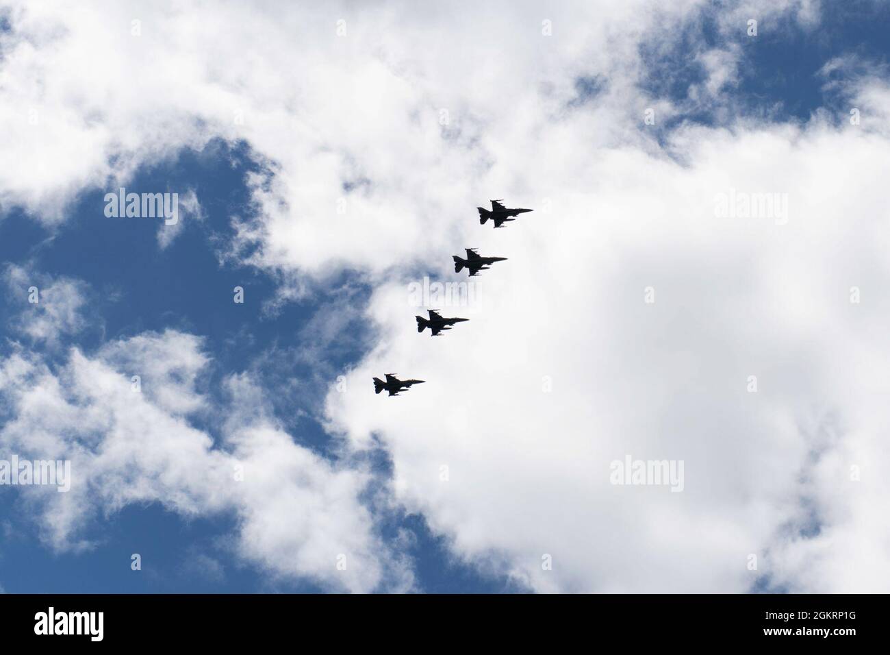 F-16 Fighting Falcons asignado al escuadrón de combate de 55th, la Base de la Fuerza Aérea Shaw, vuelan sobre la base de la Guardia Nacional Aérea de Vermont, South Burlington, Vt., 23 de junio de 2021. El F-16s del escuadrón de combate de 55th volará misiones integradas de supresión de defensas aéreas enemigas (SEAD) de la ofensiva antiaérea (OCA) con aviones F-35A Lightning II asignados al escuadrón de combate de 134th, Guardia Nacional Aérea de Vermont. Foto de stock