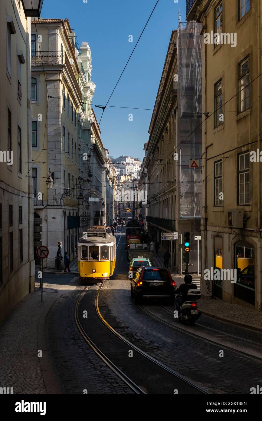 Lisboa, Portugal - 5 de enero de 2015: Un tranvía tradicional en una calle en el centro (Baixa) de la ciudad de Lisboa, Portugal. Foto de stock