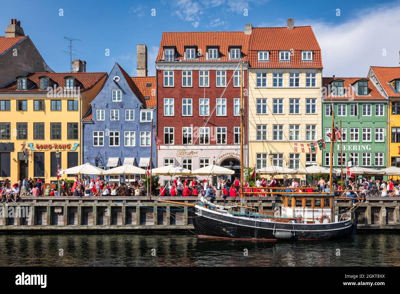 Casas de colores y barcos de vela en el canal Nyhavn, Copenhague, Dinamarca Foto de stock
