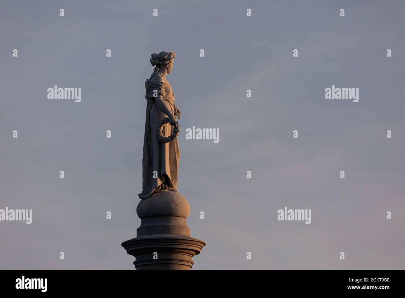 La estatua del Genio de la Libertad en la parte superior del Monumento Nacional de los Soldados en el Cementerio Nacional de Gettysburg en Gettysburg, Pensilvania, 26 de junio de 2021. Foto de stock