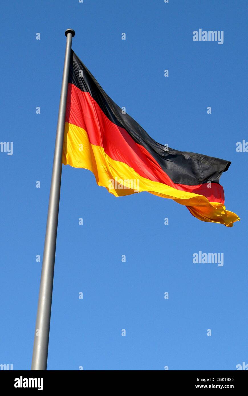 Bandera nacional alemana en el sector del gobierno de Berlín. Foto de stock