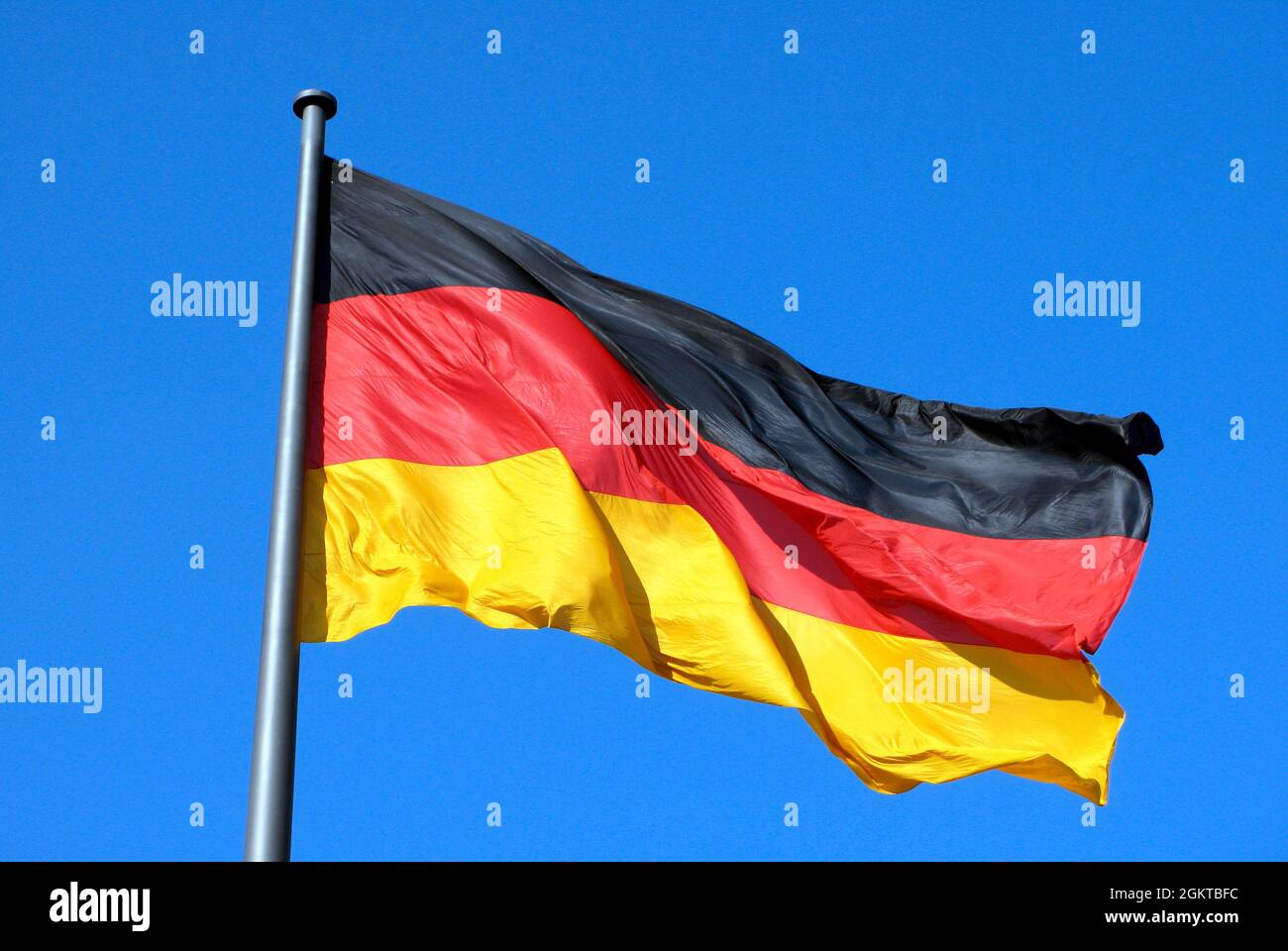 Bandera nacional alemana en el sector del gobierno de Berlín. Foto de stock