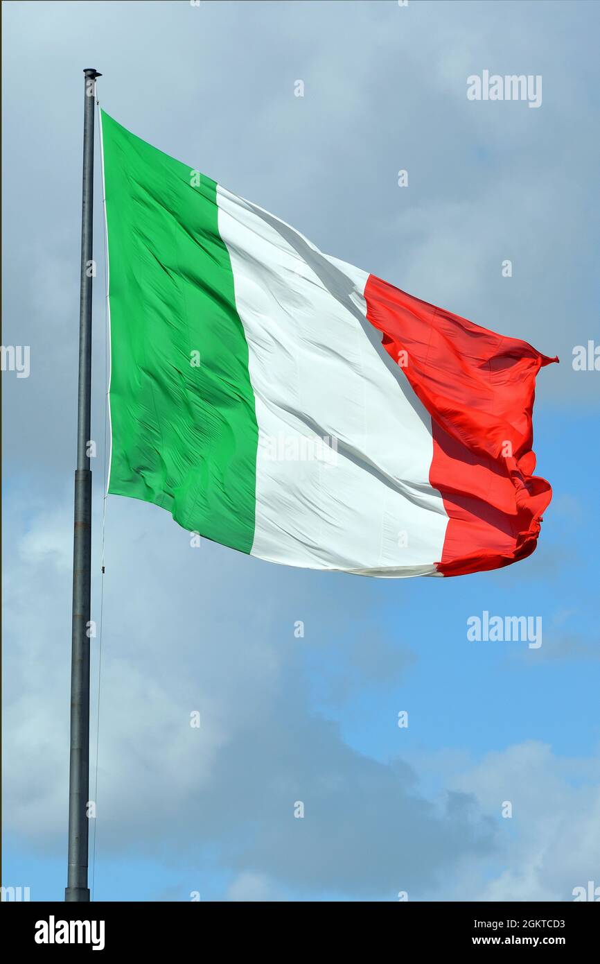 La bandera nacional de Italia antes de la estación de tren de Florencia, Italia. Foto de stock