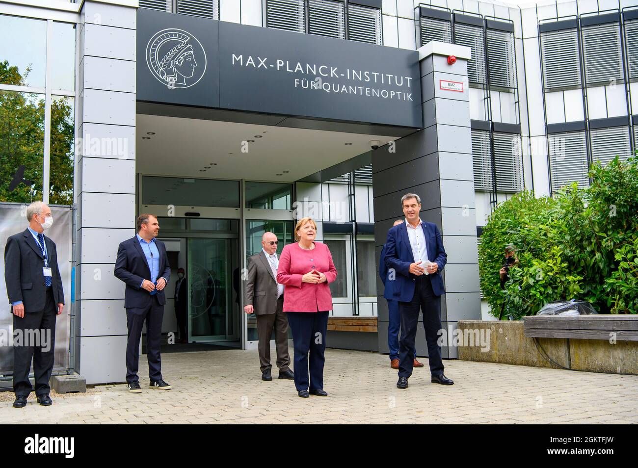 Garching. 15th de Sep de 2021. Angela Merkel y Markus SOEDER (Primera Ministra de Baviera y Presidenta del CSU). Visita de la Canciller Merkel y del Primer Ministro Soeder al Instituto Max Planck de Óptica Cuántica el 15 de septiembre de 2021 en Garching. Crédito: Joerg Koch/Bávara Cancillería Estatal via Sven Simon Fotoagentur GmbH & Co. Press photo KG # Prinzess-Luise-Str. 41 # 45479 M uelheim/R uhr # Tel. 0208/9413250 # Fax. 0208/9413260 # GLS Bank # BLZ 430 609 67 # Cuenta 4030 025 100 # IBAN DE75 4306 0967 4030 0251 00 # BIC GENODEM1GLS # www.svensimon.net./dpa/Alamy Live News Foto de stock
