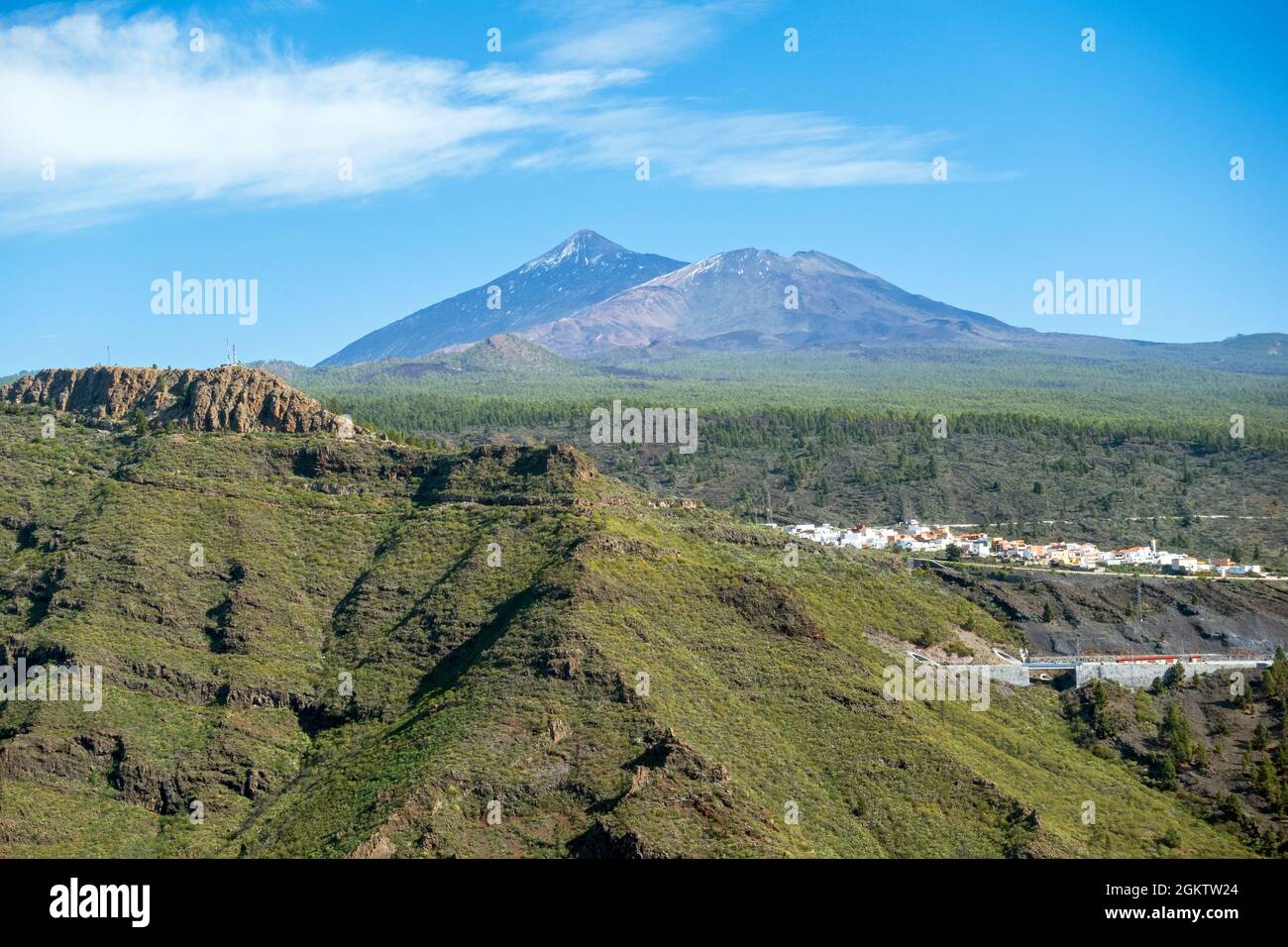 Caminar en las montañas de Teno con hermosas vistas sobre el fondo, Tenerife, Gran Canaria, España Foto de stock