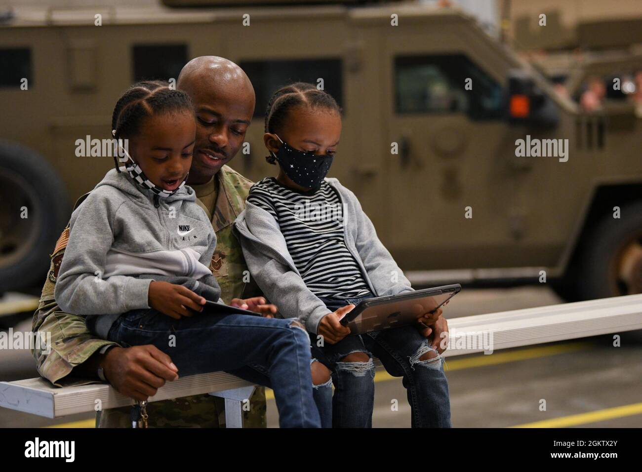 Sgt. Técnico Brandon Robinson, de 90th miembros del personal de operaciones del escuadrón de las Fuerzas de Seguridad, y sus dos hijas asisten a la Fiesta de Promoción del Sargento Técnico de 2021 en la F.E. Base de la Fuerza Aérea Warren, Wyoming, 1 de julio de 2021. Este año, 9.422 empleados fueron ascendidos a sargento técnico para una tasa de selección del 26,94%. Foto de stock