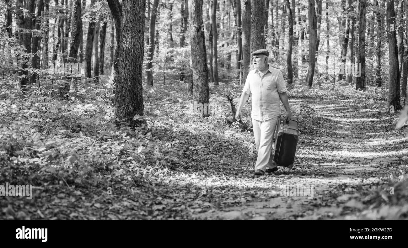 Fin de semana en la naturaleza. Ancianos. Vacaciones y relax. Concepto de jubilación. Hombre maduro con barba blanca en el bosque. Hobby y el ocio. Abuelo con Foto de stock