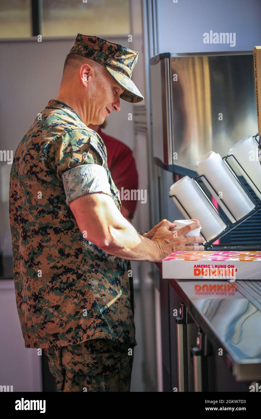 El Coronel Charles B. Dockery, comandante de la Estación Aérea del Cuerpo de Infantería de Marina Miramar, hace la primera taza oficial de café durante la gran inauguración del Dash de Dunkin en MCAS Miramar, San Diego, California, 7 de julio de 2021. La nueva ubicación, de autoservicio, para llevar, se abrió en Miramar para acomodar a los infantes de marina que se alojaban en el cuartel, proporcionando una opción expedita para comidas en movimiento. Foto de stock