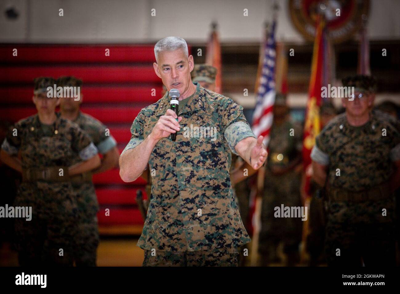 El Teniente General del Cuerpo de Marines de los Estados Unidos Brian Beaudreault, general saliente, II Fuerza Expedicionaria de Marines, da sus comentarios durante la ceremonia del II cambio de mando del MEF, Camp Lejeune, N.C., 8 de julio de 2021. El Teniente General Brian Beaudreault cedió el mando al Teniente General William Jurney. Foto de stock