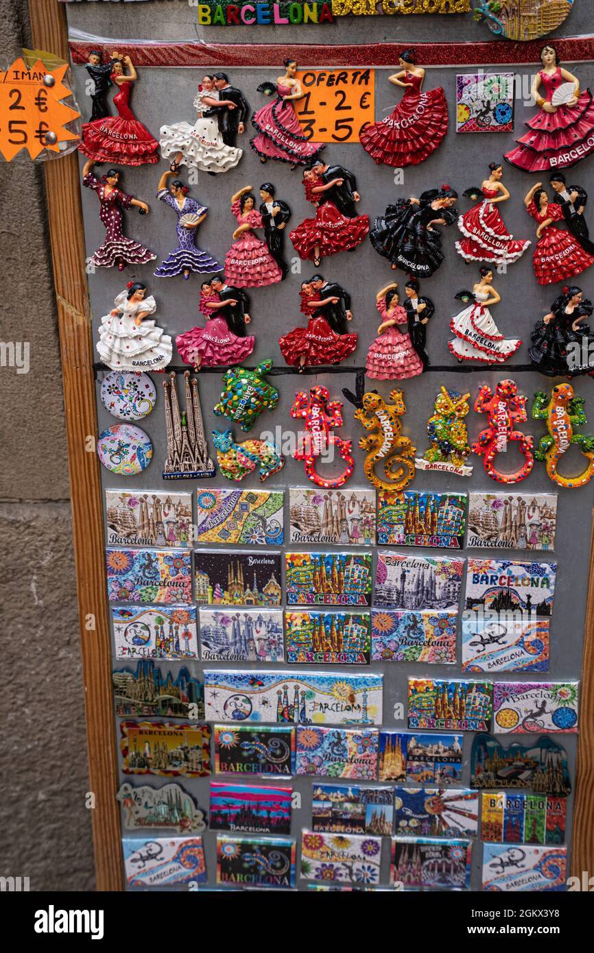 Quiosco de imanes de recuerdo en una tienda turística de Barcelona  Fotografía de stock - Alamy