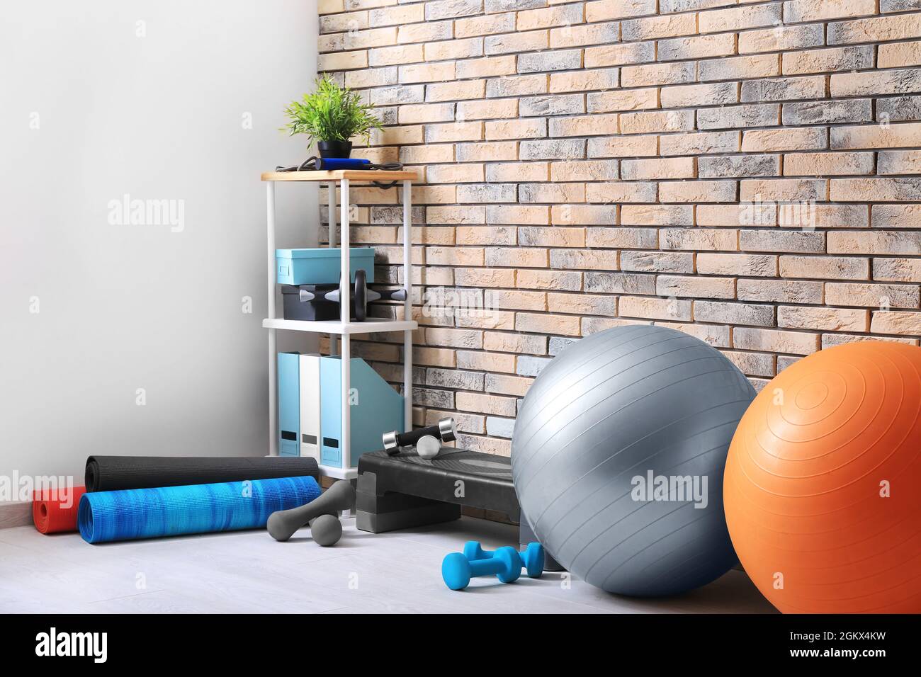Diferentes equipos de fisioterapia en la habitación Fotografía de stock -  Alamy