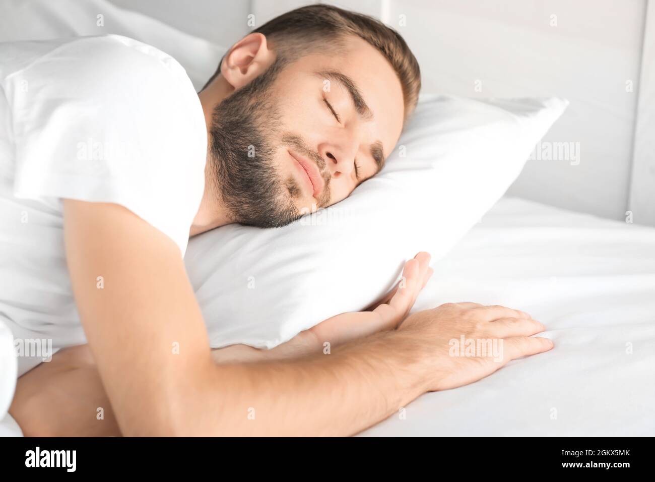 Mañana de hombre guapo durmiendo en la cama en casa Fotografía de stock -  Alamy